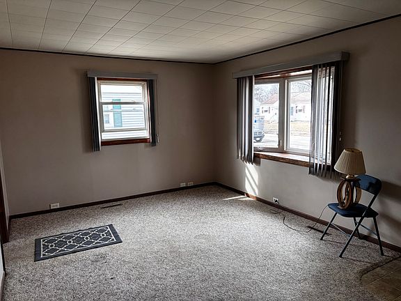 4th image of 215 Cedar St