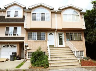 305 E Tysens Ln, Staten Island, NY 10306