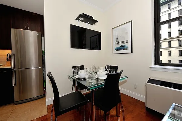 Rented by Eisenberg Exclusives | media 100