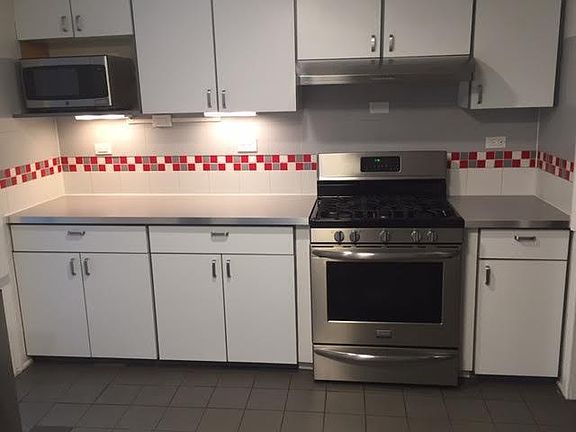 eat-in kitchen