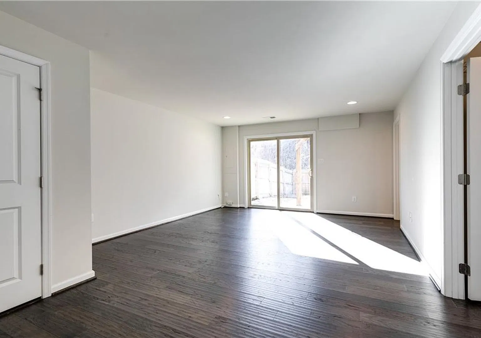 END Unit Townhome ! — Photo 3