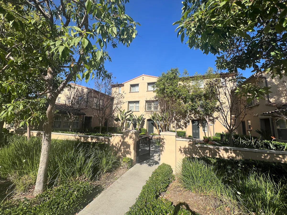 The front gated courtyard entrance - 40 Full Moon