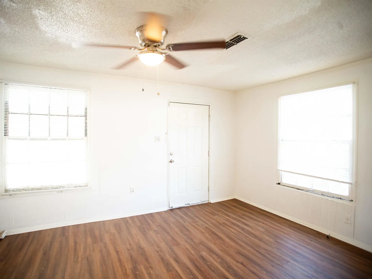 4 bed, 2.0 bath, 1600 sqft, $1,425 — Photo 3