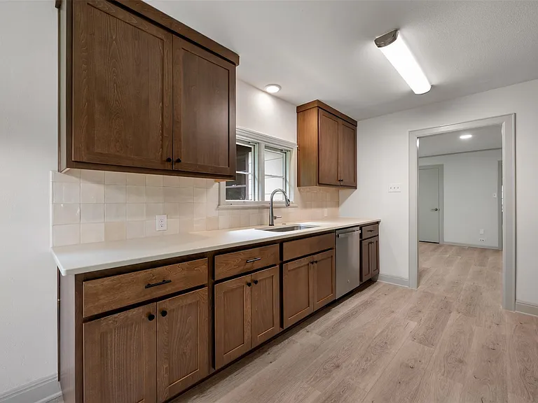 1711 S Main St — Photo 16