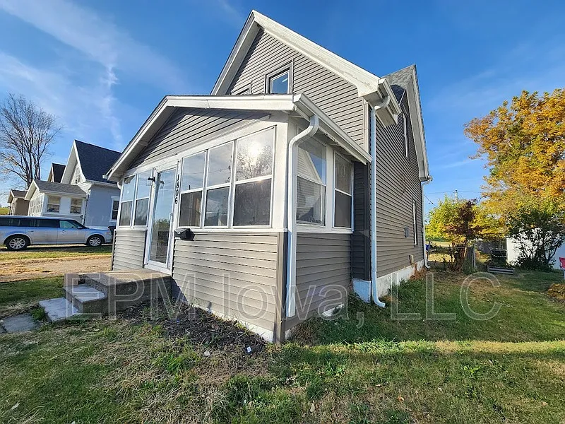 2 bed, 1.0 bath, 744 sqft, $975 — Photo 1