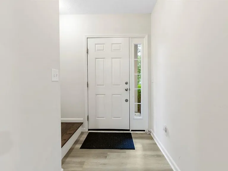 301 Courtney Cir — Photo 4