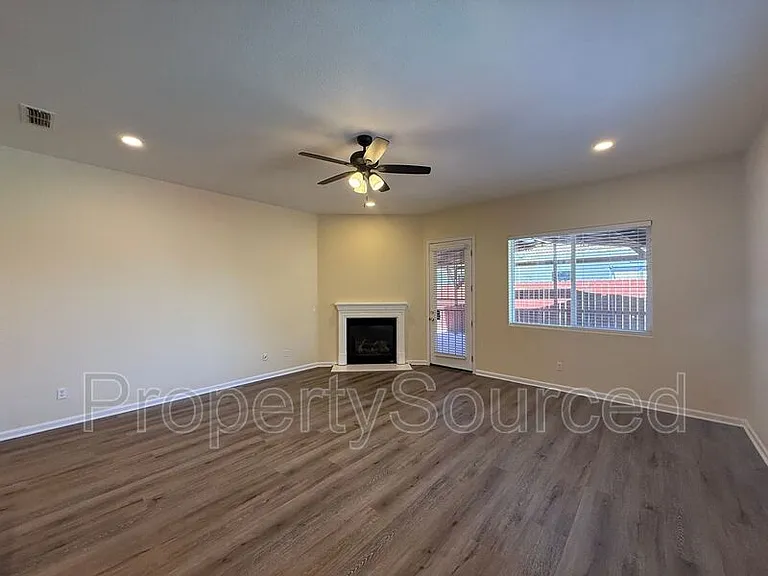 1633 Sparrowhawk St — Photo 16