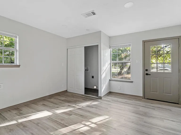915 N Montgomery St — Photo 7