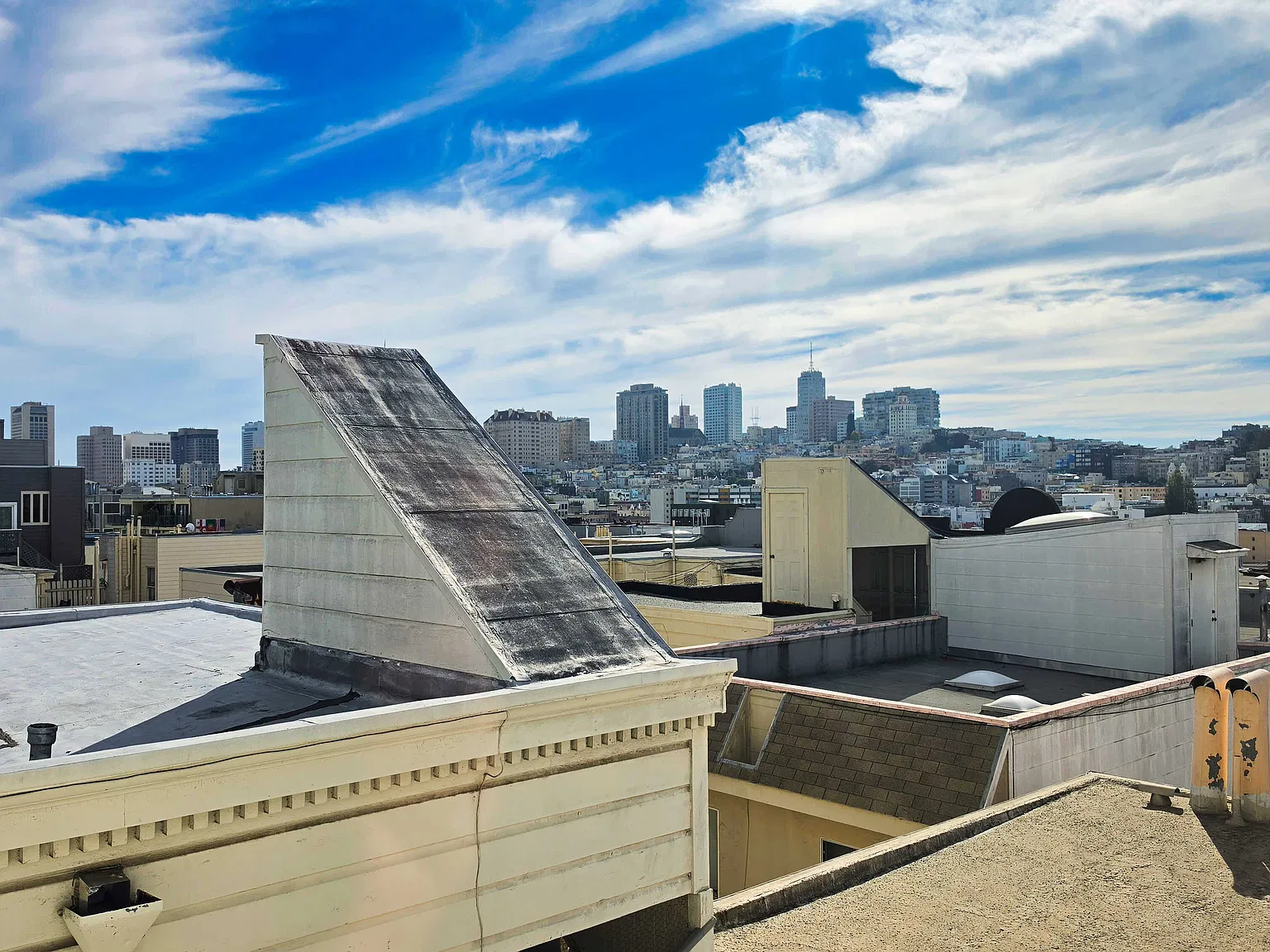 Remodeled Telegraph 2/1 w/ Laundry, Dishwasher, Views! — Photo 4