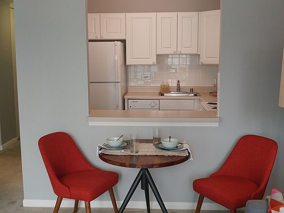 5th image of 323 E Ontario St #1006