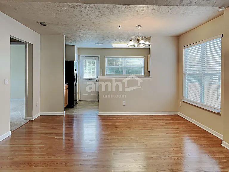 2104 Erin Ln — Photo 7