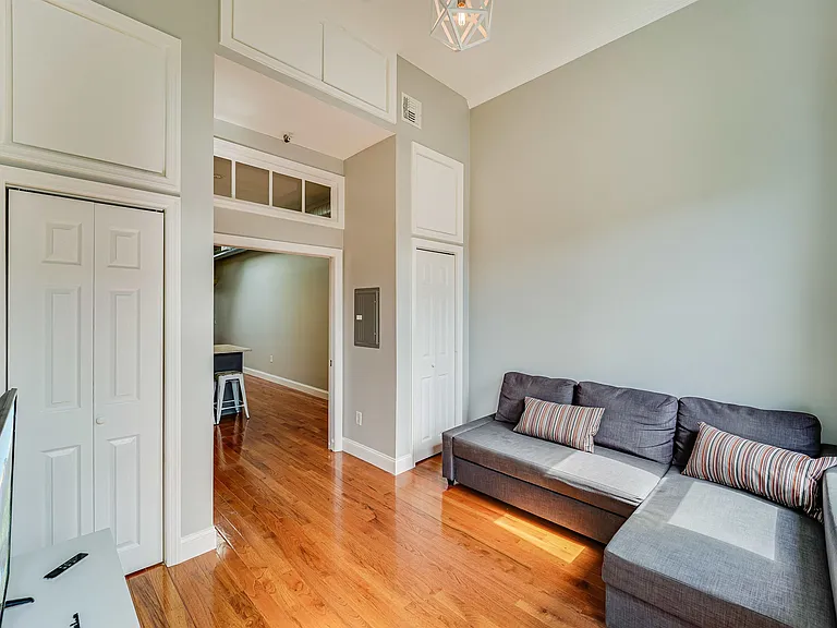 400 Madison St #7 — Photo 11