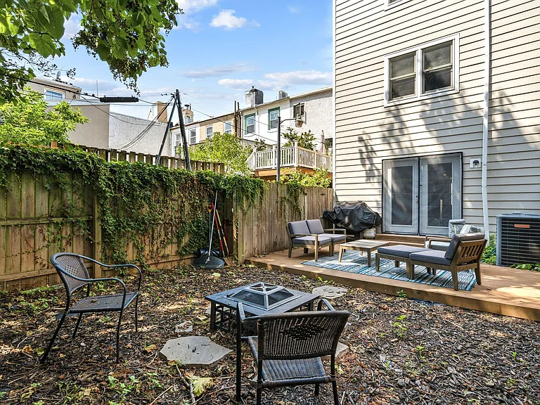 208 W Wildey St — Photo 31
