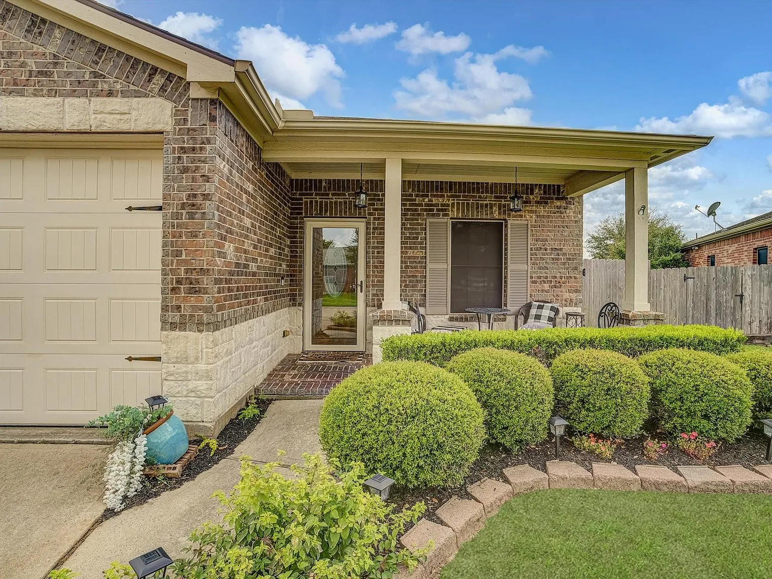 3 bed, 2.0 bath, 1760 sqft, $2,200 — Photo 4