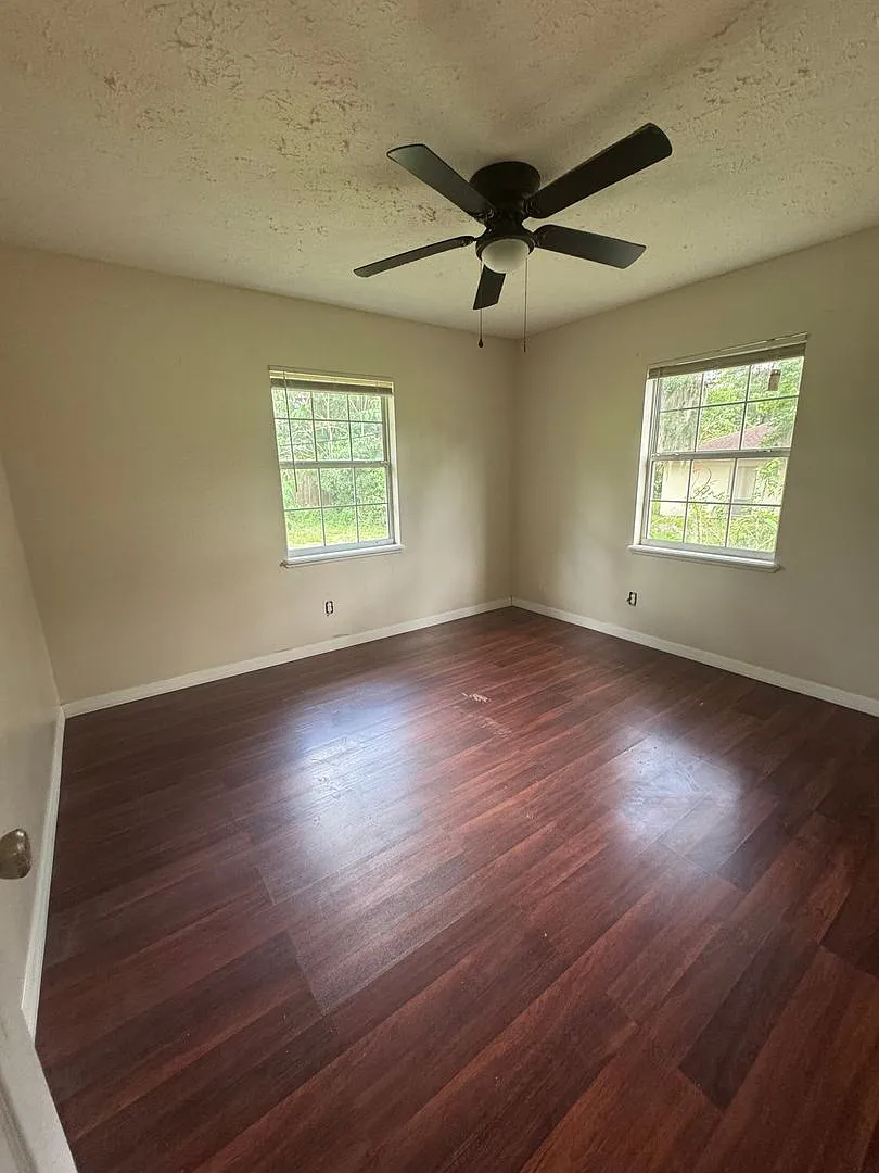Charming 2BR/1BA Duplex with Large Yard Affordable Comfort in a Quiet Neighborhood — Photo 3