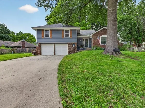 213 NE Country Lane Ct, Lees Summit, MO 64086