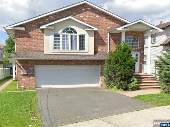 5 Charles St, Lodi, NJ 07644