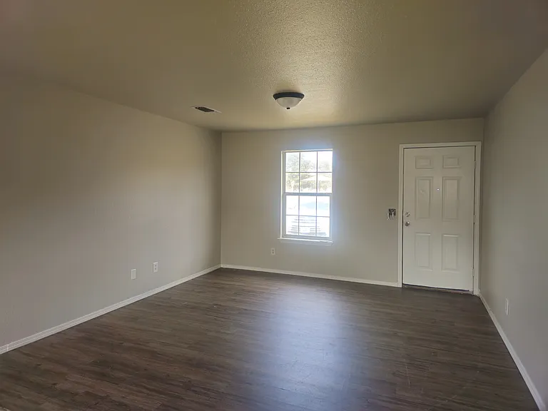 2821 Oak Dr — Photo 2
