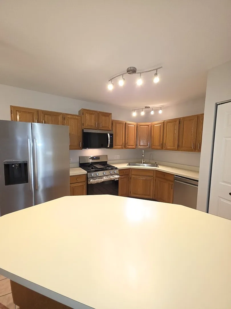 2 bed, 1200 sqft, $2,250 — Photo 4
