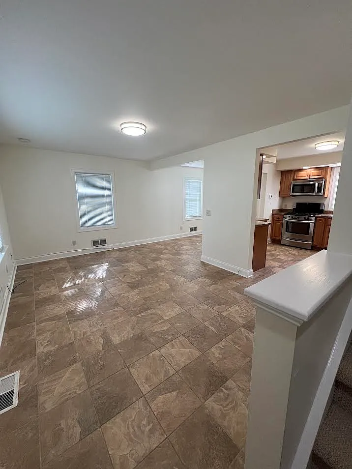 3 bed, 1.5 bath, 1202 sqft, $1,995 — Photo 2
