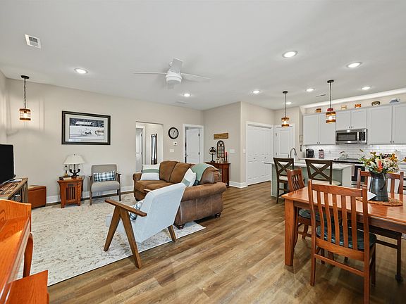 4th image of 1007 Lingonberry Ln