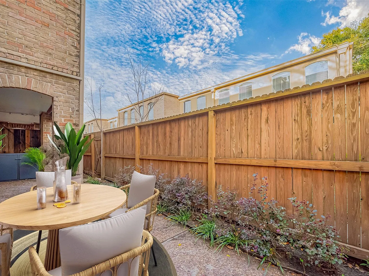 1 bed, 1.0 bath, 899 sqft, $1,500 — Photo 1