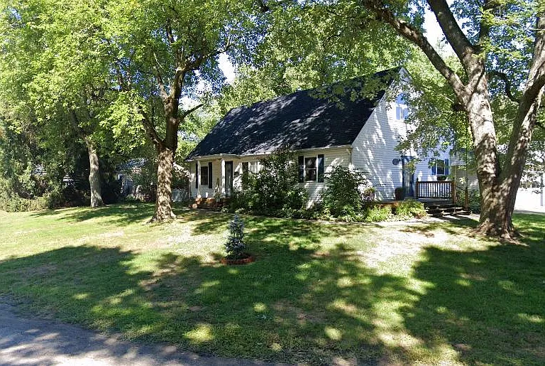 7050 Caroline Ave — Photo 3