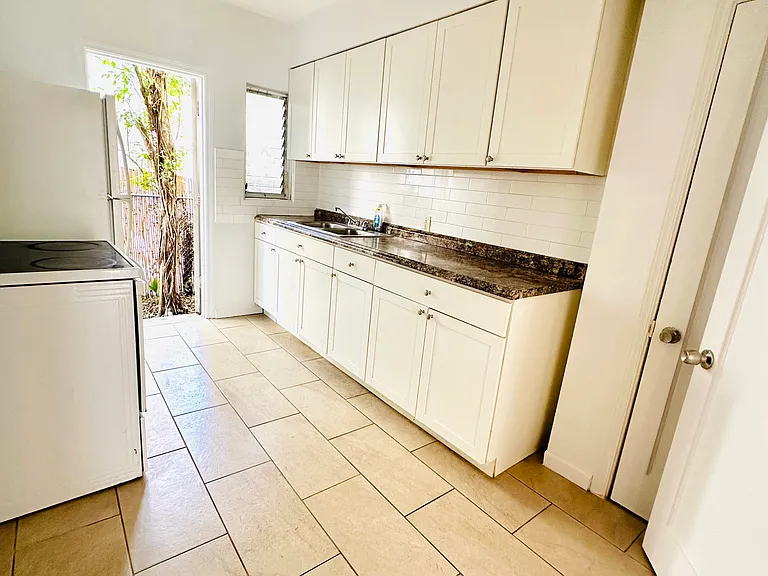 821 W 39th St #6 — Photo 4