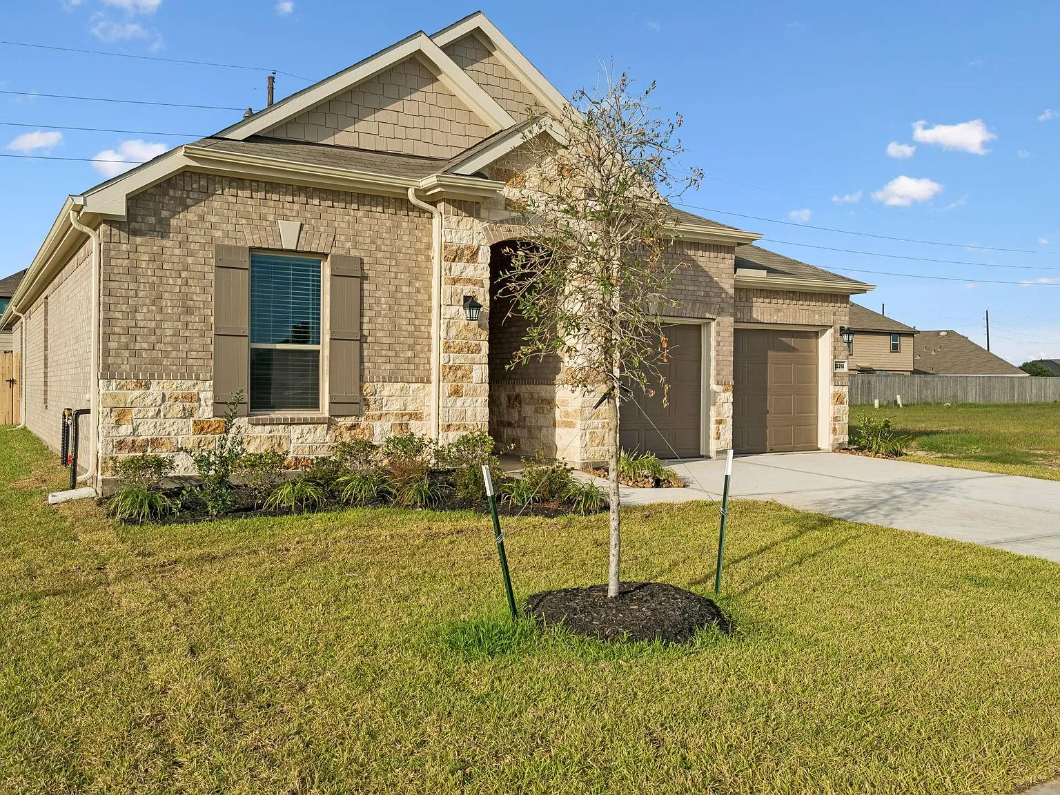 3 bed, 2.0 bath, 2003 sqft, $2,400 — Photo 3