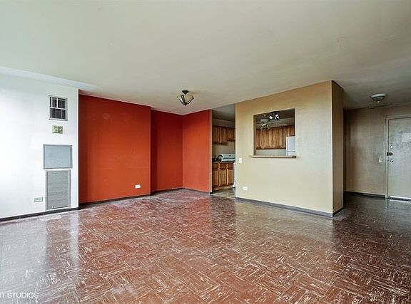 5th image of 4850 S Lake Park Ave APT 809