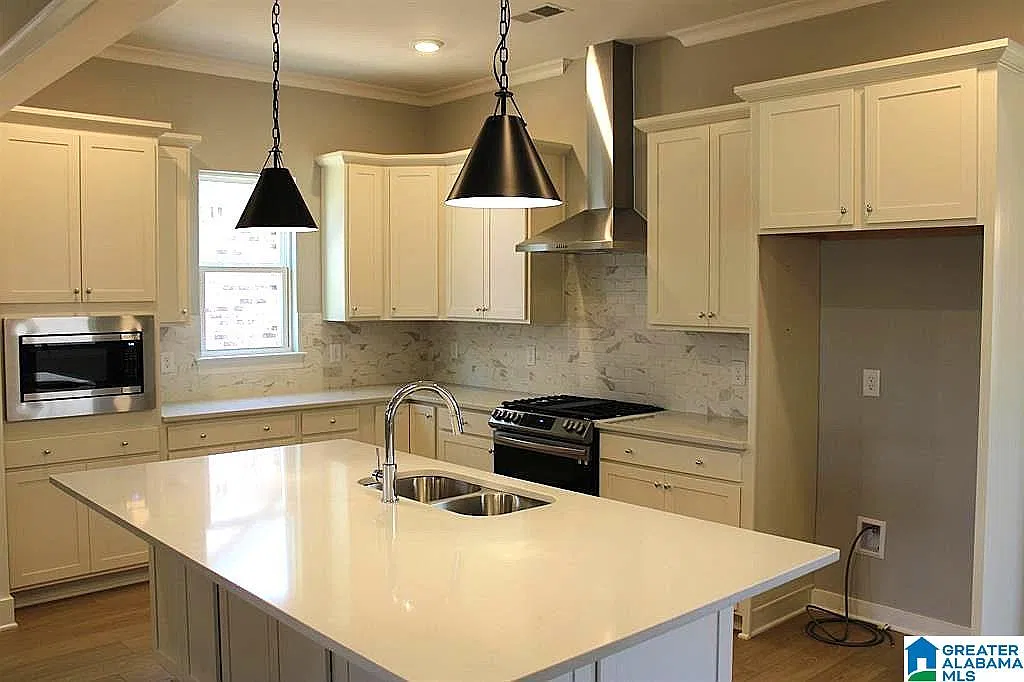 4 bed, 3.0 bath, 2500 sqft, $3,350 — Photo 4