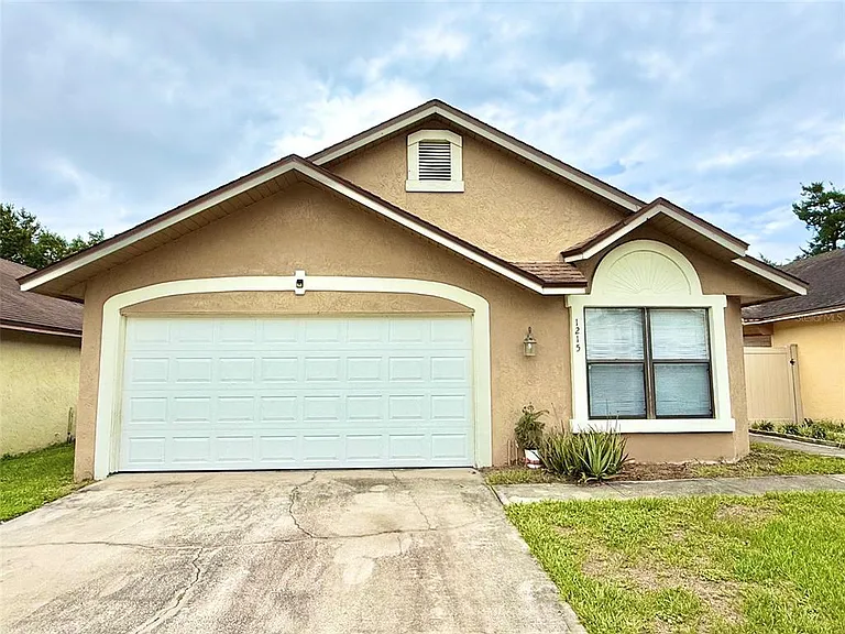 1215 Creekbottom Cir — Photo 1