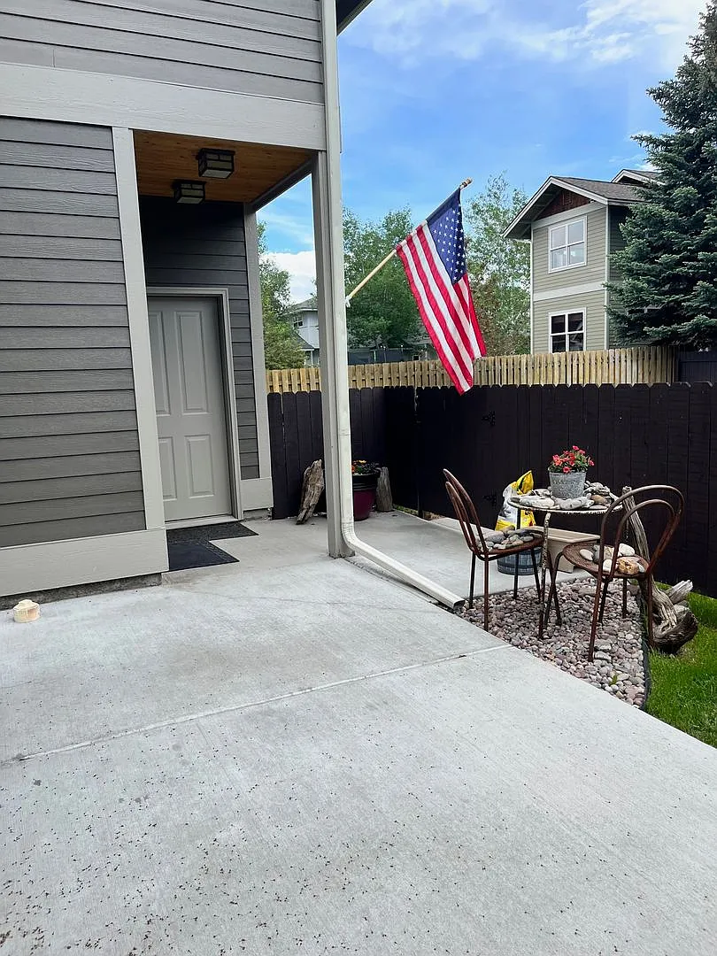 1 Bedroom, 1 bathroom Spacious Apartment - Apartment above garage space. — Photo 1