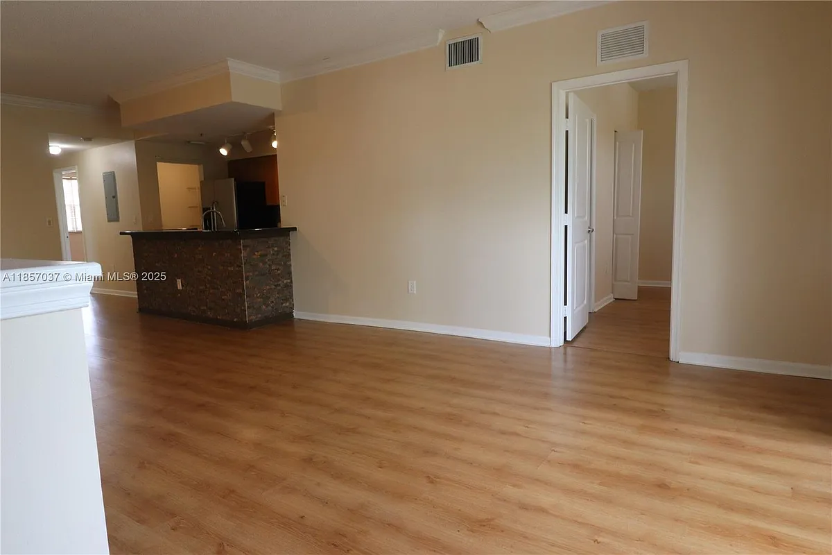 Building Photo - 5880 W Sample Rd #302