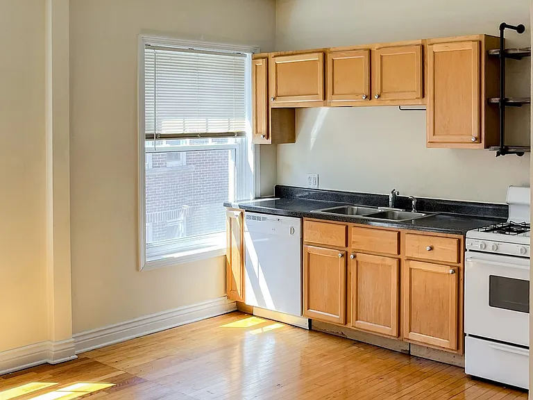 5208-14 N. Damen / 2000-10 W. Foster — Photo 29