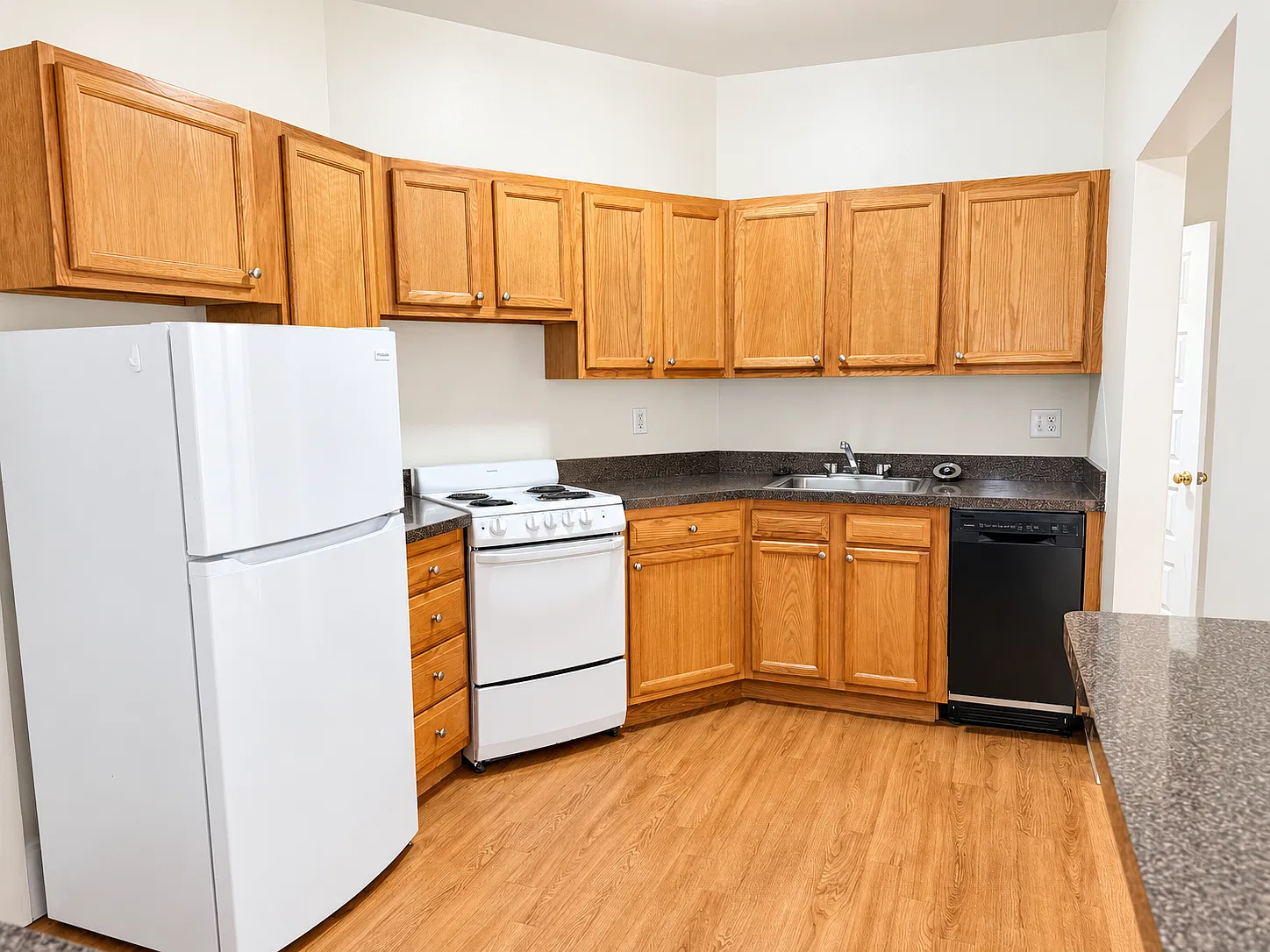 2 bed, 800 sqft, $3,045 — Photo 2