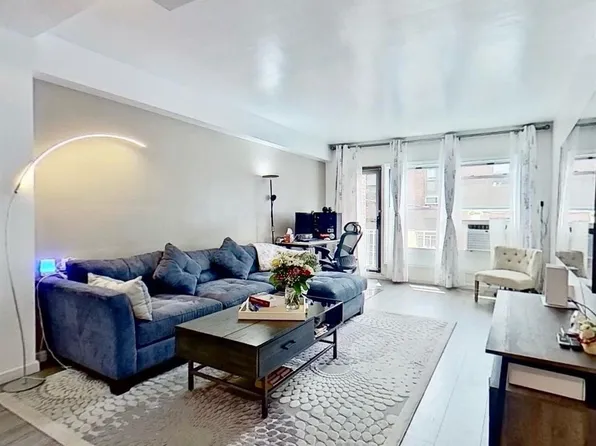 40 Schenck Ave #3D, Great Neck, NY 11021