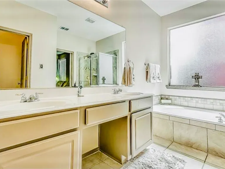 313 Broadmoor Dr — Photo 3