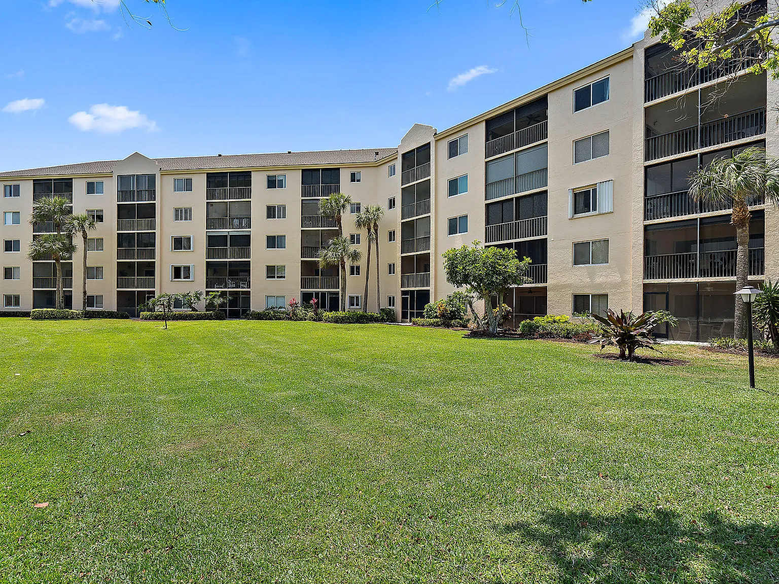 1 bed, 1.5 bath, 900 sqft, $2,000 — Photo 2