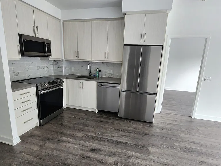 105 Oneida Cres #206 — Photo 4