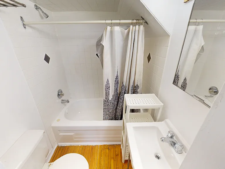 221 Bathurst St #4 — Photo 13
