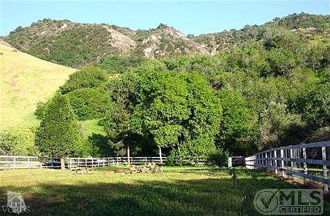 Large fenced pasture - horse OK.