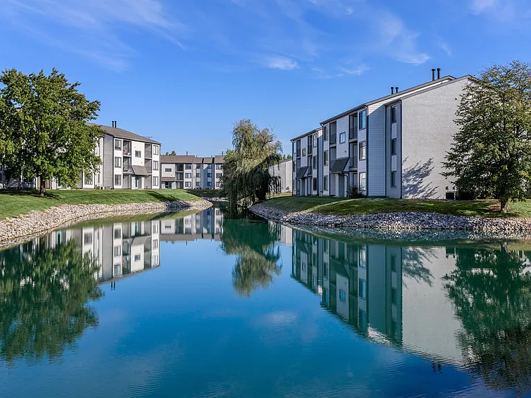 Lakeside Crossing at Eagle Creek Apartments and Townhomes — Photo 1