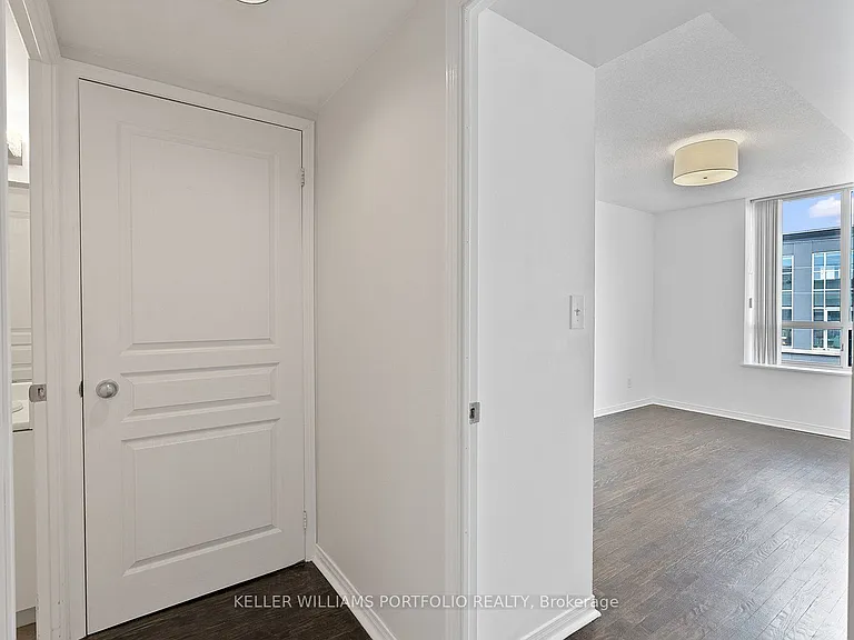 1829 Queen St E #408 — Photo 15