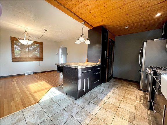 4th image of 1706 Pioneer Ave