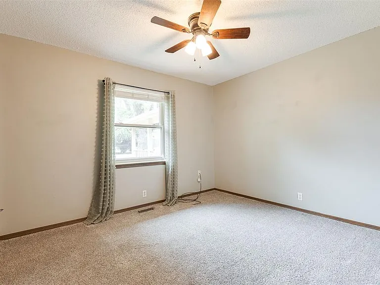320 Elwood Dr — Photo 20