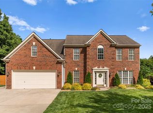 611 Meadow Lake Dr, Matthews, NC 28105