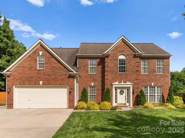 611 Meadow Lake Dr, Matthews, NC 28105