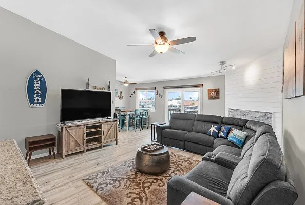 3 bed, 1232 sqft, $2,700 — Photo 2