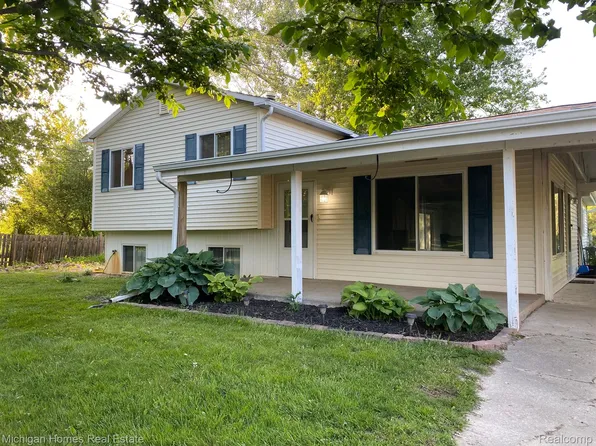 1233 Gage Rd, Holly, MI 48442